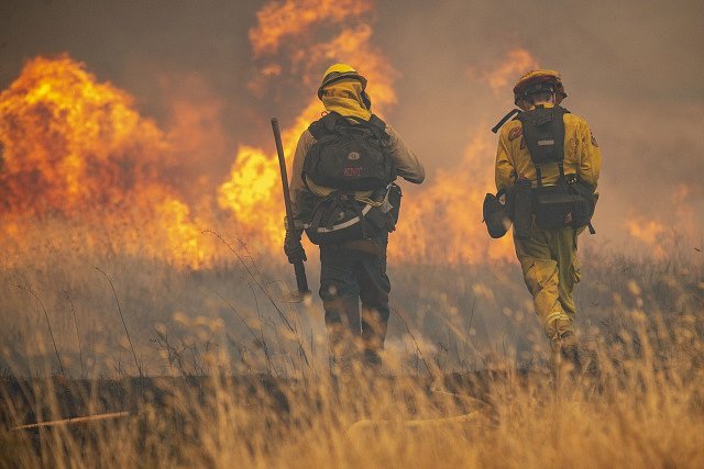 Kalifornie bojuje s požáry.