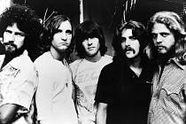 Randy Meisner (uprostřed) s kapelou The Eagles. Na fotce jsou kromě Meisnera také (zleva) Don Henley , Joe Walsh , Glenn Frey , Don Felder
