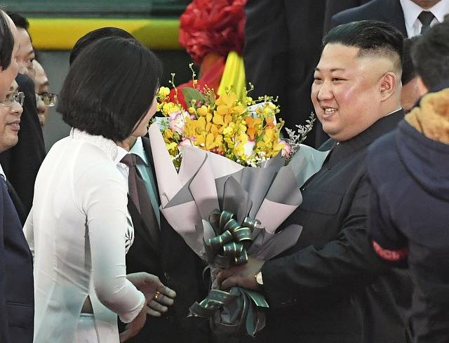 Přivítání severokorejského vůdce Kim Čong-una ve vietnamském pohraničním městě Dong Dang, kam přijel svým speciálním vlakem.