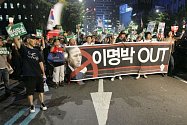 Pondělní demonstrace v Soulu za odstoupení prezidenta I Mjong-paka, který ustoupil americkému tlaku a povolil dovoz hovězího masa z USA. 