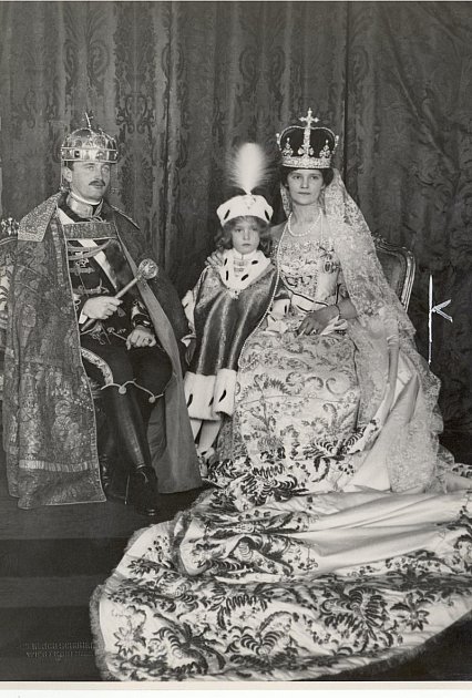Karel a Zita se svým nejstarším synem, korunním princem Ottou, po uherské korunovaci