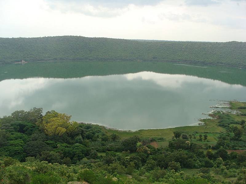 Indické jezero Lonar v kráteru po dopadu meteoritu