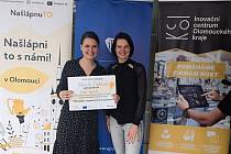 Alžběta Flaschková a Jitka Nováková při vyhlašování výsledků soutěže Podnikavá hlava. Projekt TOLG obsadil zlatou příčku.