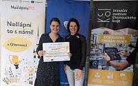 Alžběta Flaschková a Jitka Nováková při vyhlašování výsledků soutěže Podnikavá hlava. Projekt TOLG obsadil zlatou příčku.