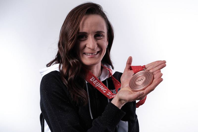 Martina Sáblíková s bronzovou medailí po návratu ze zimní olympiády v Pekingu.
