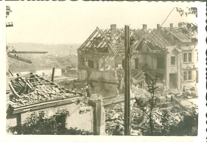 Následky náletu na Plzeň, uskutečněného v noci z 13. na 14. května 1943. Nad Plzeň se vydalo celkem 168 britských bombardérů