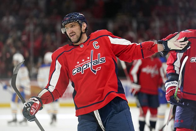 Hokejista Washingtonu Alexandr Ovečkin se raduje ze svého 741. gólu v NHL.
