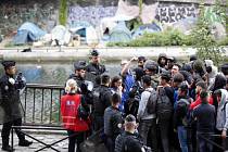 Pařížská policie vyklidila další dva tábory migrantů