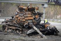 Zičený ruský tank na dálnici do Kyjeva 11. dubna 2022