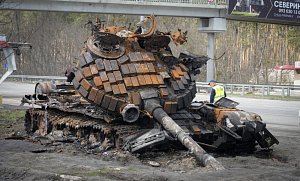 Zičený ruský tank na dálnici do Kyjeva 11. dubna 2022