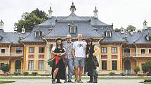 Registrovaný manželský pár Robert Zauer (40 let) a Tomáš Kavalec (38 let) z Teplic, selfíčka z cestování po světě. Na zámku Pillnitz.
