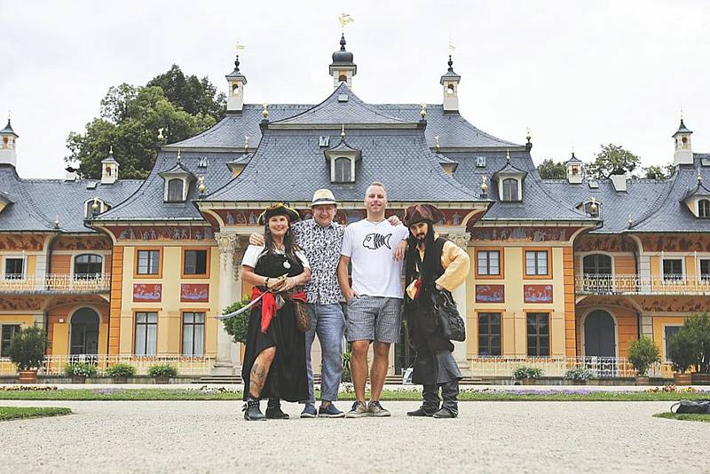 Registrovaný manželský pár Robert Zauer (40 let) a Tomáš Kavalec (38 let) z Teplic, selfíčka z cestování po světě. Na zámku Pillnitz.