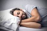 U osob se třemi a více spánkovými problémy – včetně zaspávání, předčasného buzení, nutnosti užívat prášky na spaní třikrát a více během týdne – bylo riziko onemocnění vyšší až o 88 procent, než u lidí, kteří během noci měli spánek kvalitní.