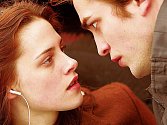 Love story po upírsku. Kristen Stewartová a Robert Pattinson jako Bella a Edward. 