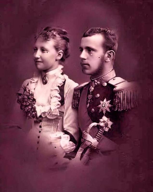 Korunní princ Rudolf s manželkou, Štěpánkou Belgickou. I když se oba zpočátku snažili, aby jejich manželství bylo šťastné, po několika letech se zcela odcizili. Rudolf navíc svou ženu nakazil kapavkou a ona se proto stala neplodnou.