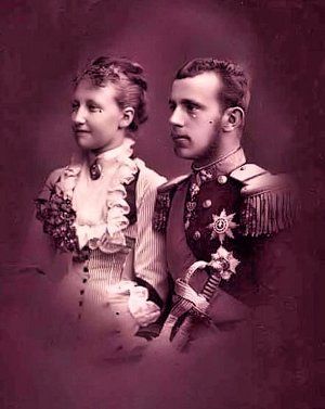 Korunní princ Rudolf s manželkou, Štěpánkou Belgickou. I když se oba zpočátku snažili, aby jejich manželství bylo šťastné, po několika letech se zcela odcizili. Rudolf navíc svou ženu nakazil kapavkou a ona se proto stala neplodnou