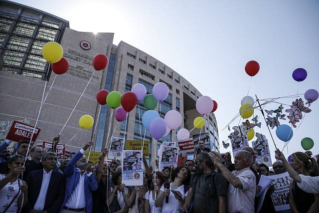 Protesty proti procesu s novináři před budovou soudu v Istanbulu