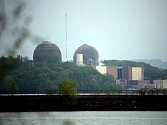 Po sobotní nehodě a požáru v jaderné elektrárně Indian Point u New Yorku se do řeky Hudson z poškozeného transformátoru vylily tisíce litrů oleje.