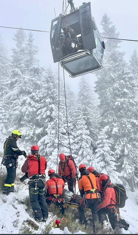 Záchrana z lanovky v Peci pod Sněžkou, 21. 11. 2022