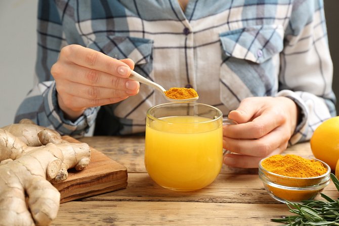Z čerstvé i sušené kurkumy lze připravit nápoj, který nakopne imunitu.