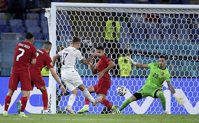 Fotbalisté Turecka nejprve prohráli s Itálií (0:3), pak neuspěli proti Walesu (0:2) a na závěr skupinové fáze podlehli Švýcarsku (1:3)