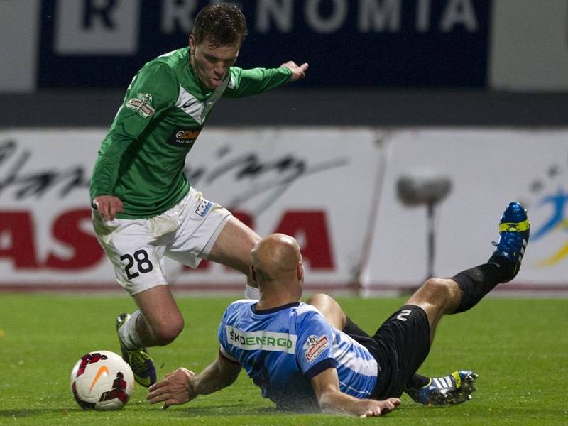 Utkání 11. kola první fotbalové ligy Baumit Jablonec – FK Mladá Boleslav 18. října v Jablonci nad Nisou. Na snímku Ondřej Vaněk z Jablonce a Petr Johana z Boleslavi.