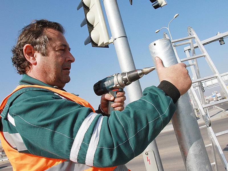 Nové semafory a dopravní systémy na několika místech v Českých Budějovicích montovali pracovníci firmy Signalbau Huber. Na snímku Leoš Bíca při montáži elektroniky nových semaforů na křižovatce Nádražní-Jírovcova.