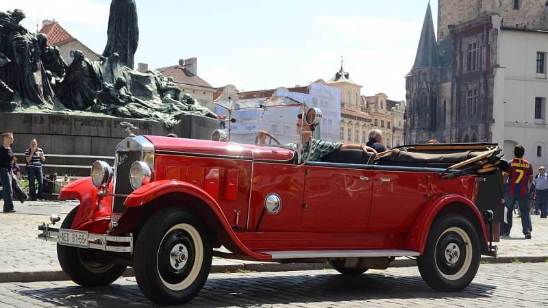 Zpočátku firma používala k vyjížďkám s turisty po pražském centru pouze historické vozy