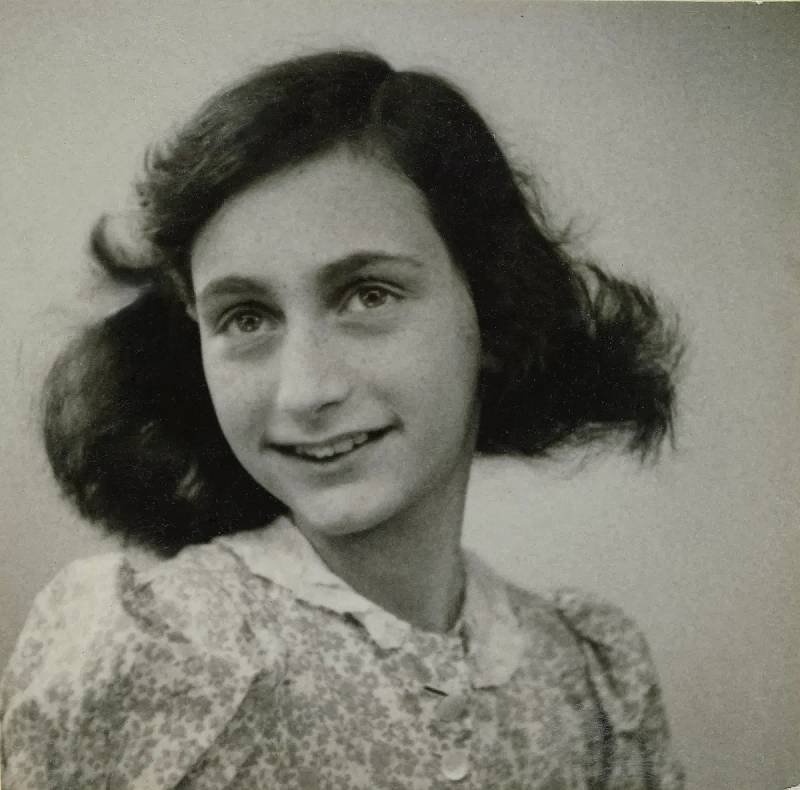 Poslední dochovaná fotografie Anny Frankové, pocházející z května 1942, pořízená za účelem nového pasu
