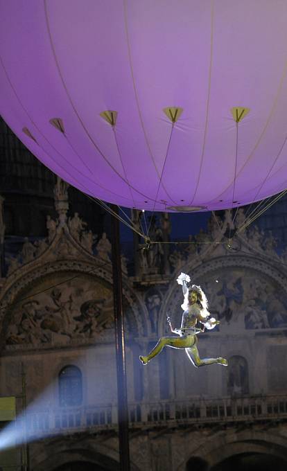 Masky na karnevalu v Benátkách zaplnily náměstí svatého Marka. Každoroční únorový desetidenní karneval přilákal do města davy turistů.