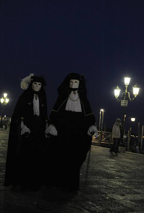 Masky na karnevalu v Benátkách zaplnily náměstí svatého Marka. Každoroční únorový desetidenní karneval přilákal do města davy turistů.