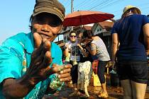 V polovině dubna v Laosu vypuknou oslavy laoského Nového roku. Lidé týden tancují, pijí a kolemjdoucí polévají vodou. Očišťují tím jejich duši, aby nového roku mohli vstoupit bez poskvrny.
