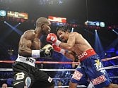 Boxer Manny Pacquiao (vpravo) a Timothy Bradley.