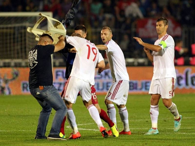 Fotbalisty Albánie napadl v kvalifikačním zápase fanoušek Srbska.