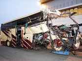Při nehodě belgického autobusu ve švýcarském kantonu Valais zemřelo v úterý večer 28 lidí, z toho 22 dětí. 