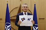 Generální tajemník NATO Jens Stoltenberg s žádostmi od Švédska a Finska o vstup do Severoatlantické aliance, 18. května 2022.