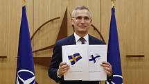 Generální tajemník NATO Jens Stoltenberg s žádostmi od Švédska a Finska o vstup do Severoatlantické aliance, 18. května 2022.