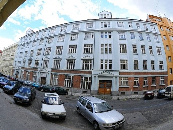 Dům v pražské ulici Dobrovského se má stát ředitelstvím úřadu práce. 