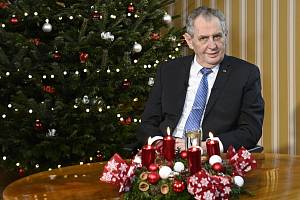Prezident Miloš Zeman se připravuje na pronesení vánočního poselství 26. prosince 2021 na zámku v Lánech na Kladensku.