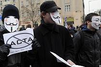 Desítka lidí v centru Prahy protestovala proti smlouvě ACTA