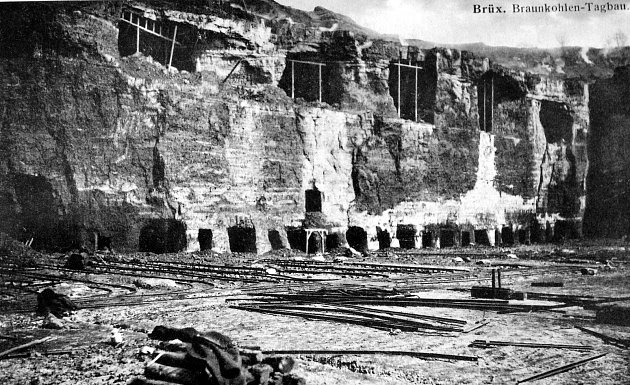 Povrchový hnědouhelný důl na Mostecku.