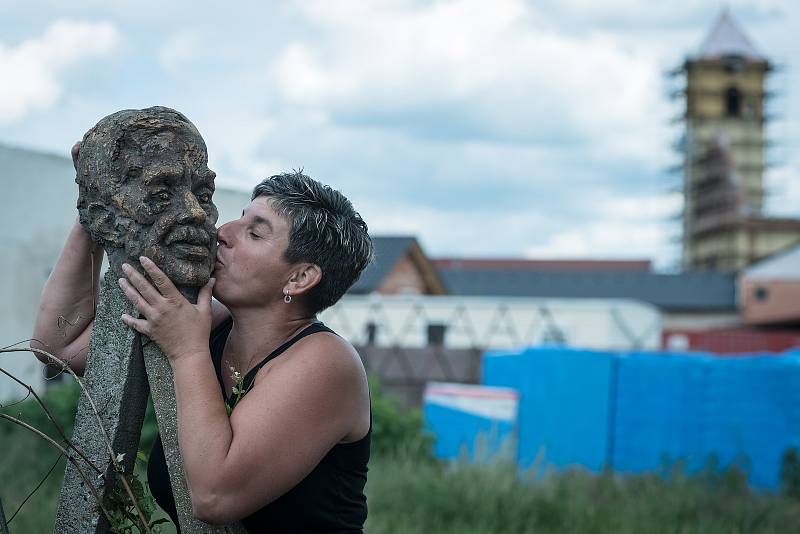 Dobrovolnice Barbora Zdráhalová pomáhá už rok obcím postiženým tornádem. Zastává manuální práce, koordinuje tým dobrovolníků a věnuje se i zasaženým rodinám s dětmi.