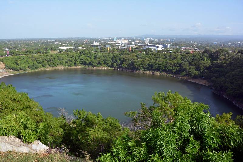 V ZELENOM ŠATE. Revolučná metropola Managua je odetá v zelenom šate vďaka svojim parkom a jazerám.