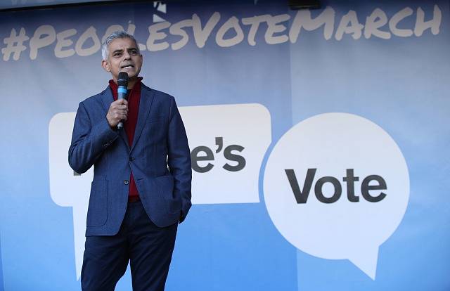 V ulicích Londýna se sešlo více než půl milionu odpůrců brexitu. Na shromáždění vystoupil i londýnský starosta Sadiq Khan.