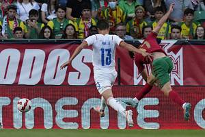 Gonçalo Guedes (vpravo) z Portugalska střílí gól.