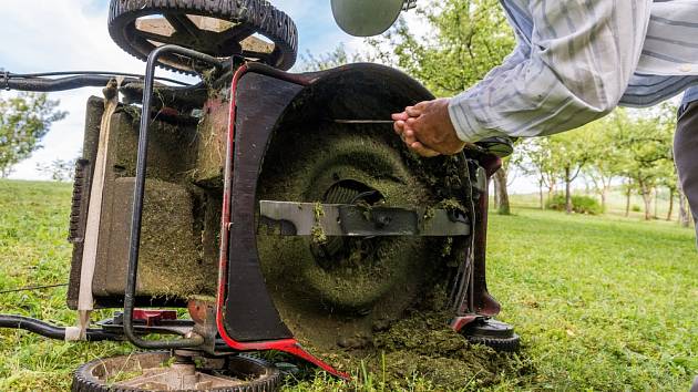 Proč sekačku umývat, když se zdá čistá? Na některých místech totiž zůstává hlína a kousky trávy. Ty pak mohou přetížit motor. 