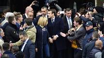 Prezident Macron přichází volit