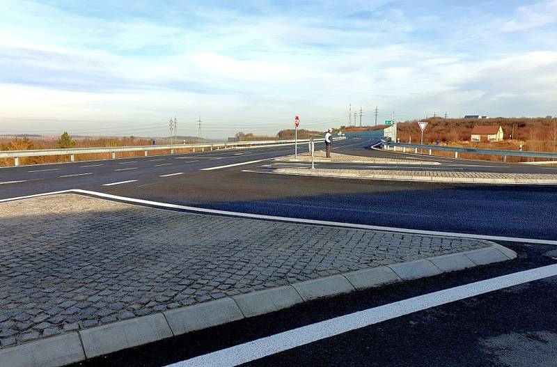 Přeložka silnice I/16 u Slaného (na snímku těsně před otevřením) odvedla podle sčítání dopravy z města až tři tisíce vozidel za den.