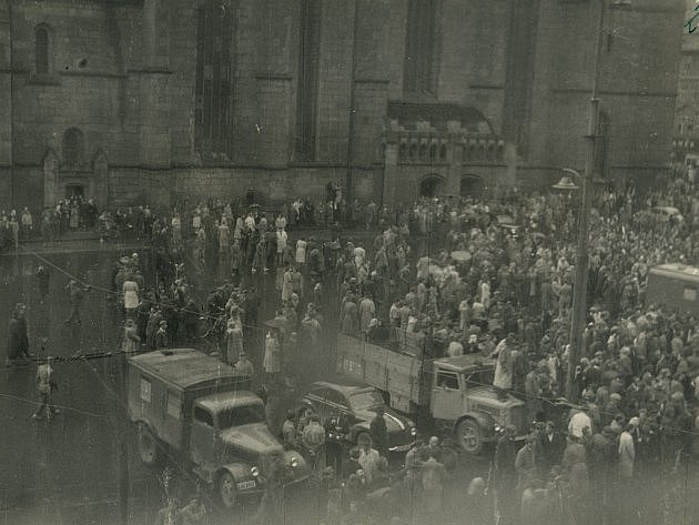 Plzeňské povstání proti měnové reformě v roce 1953. Demonstrující se shromáždili na centrálním náměstí Republiky