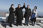 Vůdce KLDR Kim Čong-un a prezident Jižní Koreje Mun Če-in se svými manželkami na posvátné korejské hoře Paektu